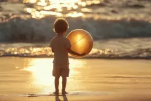 Destrozado, llevé a mi hijo de vacaciones después de enterrar a mi esposa, y cuando él exclamó, "¡Papá, mira, mamá ha vuelto!" me heló la sangre.
