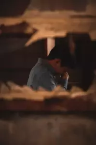 Un hijo que no visitó a su madre durante años llega y ve su casa destruida – Historia del día