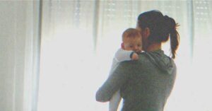 MINUTOS ANTES DE LA BODA, escuché a mi futura nuera susurrar: "Me divorciaré de él tan pronto como se aclare la herencia". Ella pensó que nadie había escuchado. Solo sonreí... y puse una trampa que ella nunca vería venir.