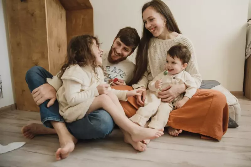 Un hombre se divorcia de su esposa tras el nacimiento de su quinta hija y la encuentra accidentalmente años después – Historia del día