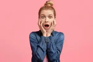 Después de que mi suegra falleciera, me dejó una caja cerrada con una nota: "No dejes que vea esto". Mi marido lo suplicó, alegando que era una reliquia. Cuando finalmente lo abrí, me quedé helado...