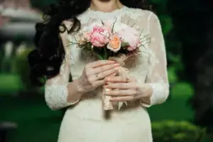 Mi hijastra se rió de mi vestido de novia heredado – Luego exigió usarlo en el momento en que lo vio en su cuñada