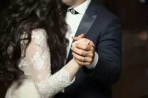 Mi hijastra se rió de mi vestido de novia heredado – Luego exigió usarlo en el momento en que lo vio en su cuñada