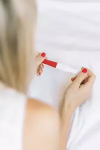 Una madre solitaria revisa a su bebé por la mañana y se sorprende al ver que ya le habían cambiado el pañal — Historia del día