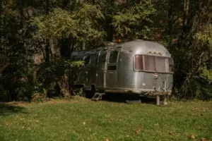Mi hijo y yo encontramos un viejo remolque abandonado en el bosque. Entró y la puerta estaba misteriosamente cerrada