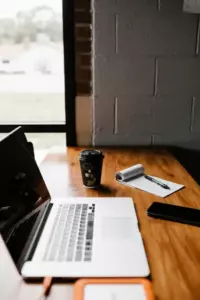 Conseguí trabajo como limpiadora en una lujosa mansión. Cuando descubrí quién era el dueño, me puse pálida