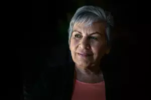 Mi suegra se mudó “temporalmente” y luego descubrí que no tenía planes de irse, así que me aseguré de que se fuera para siempre