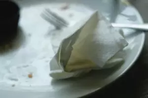 Mi suegra se mudó “temporalmente” y luego descubrí que no tenía planes de irse, así que me aseguré de que se fuera para siempre