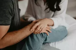 Mi suegra cambió las cerraduras y nos echó a mí y a mis hijos después de que murió mi marido: ese fue su mayor error