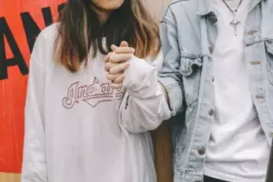 Mi cuñada expuso accidentalmente que mi marido me engañaba en nuestro aniversario de bodas y no lo dejé salirse con la suya