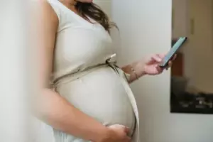 Mi esposo murió en un accidente, pero nunca vi su cuerpo. Un día, escuché su voz que venía del dormitorio de nuestra pequeña hija
