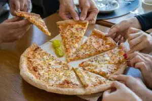 Mis parientes empezaron a quejarse de las comidas de mi mujer en nuestras cenas familiares mensuales - Así que decidimos ponerlos a prueba en secreto.
