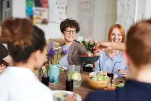 Mis parientes empezaron a quejarse de las comidas de mi mujer en nuestras cenas familiares mensuales - Así que decidimos ponerlos a prueba en secreto.