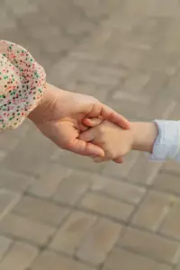 Mi hijo me abandonó para vivir con su padre y su madrastra adinerada. Cuatro años después, llamó a mi puerta pidiendo ayuda