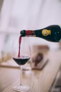 Mi rica nuera me invitó a cenar para avergonzarme a propósito. Le di una lección que jamás olvidará.