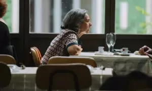 Mi rica nuera me invitó a cenar para avergonzarme a propósito. Le di una lección que jamás olvidará.