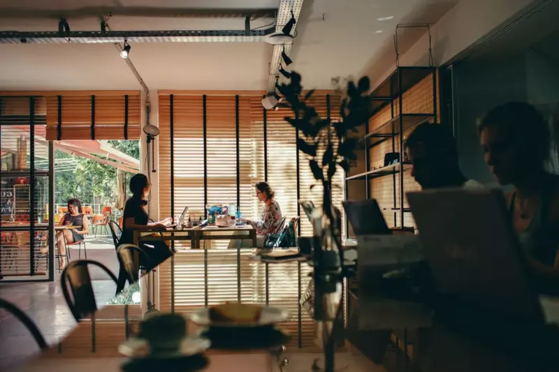 Una mujer se da cuenta de que su novio y su hermana desaparecen después del trabajo y un día los sigue – Historia del día