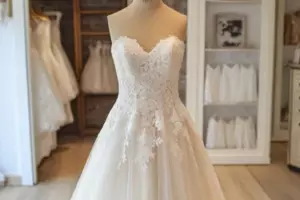 Mi suegra se probó mi vestido de novia y lo arruinó. Se negó a pagarlo, así que usé mi arma secreta.