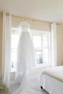 La mañana de mi boda, mi prometido me regaló un collar lujoso. Cuando descubrí por qué, cancelé todo.