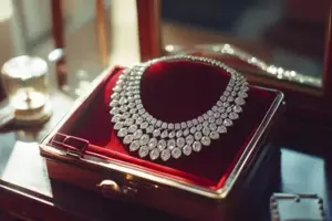 La mañana de mi boda, mi prometido me regaló un collar lujoso. Cuando descubrí por qué, cancelé todo.