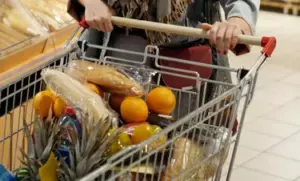 Cada vez que llega el momento de pagar en el supermercado, mi esposo finge recibir una llamada y se va. Esta vez, le enseñé una lección que nunca olvidará.