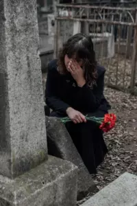 Antes de morir, mi abuela me pidió que limpiara la foto de su lápida un año después de su fallecimiento. Finalmente lo hice y me sorprendió lo que encontré.