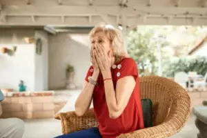 Una mujer de 78 años regresa de un asilo de ancianos a su casa, solo para encontrar una mansión con cerraduras cambiadas.