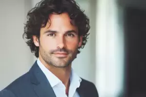 Mi colega me invitó a salir y debí haber dicho que no