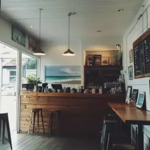 Mi esposo había estado transfiriendo dinero en secreto de nuestra cuenta conjunta a mi mejor amiga durante meses. Les di una lección perfecta.