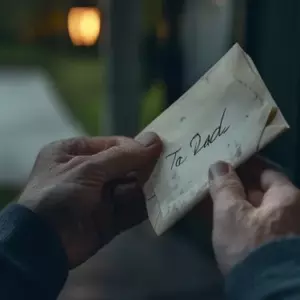 Vi a una niña dejando cartas en un buzón oxidado. La verdad me dejó atónito.