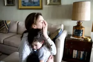 Una madre soltera se descorazonó al encontrar un mono en la cuna en lugar de su bebé — Historia del día
