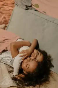Una madre soltera se descorazonó al encontrar un mono en la cuna en lugar de su bebé — Historia del día