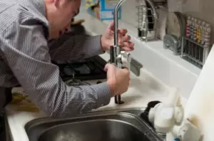 Mi marido se negó a arreglar nuestro fregadero, y luego lo pillé de rodillas arreglando el de nuestro joven vecino. Mi lección fue dura.