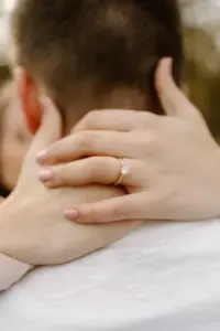 Mi nieta comprometida se coló en el establo todas las noches hasta que la seguí y me arrepentí — Historia del día
