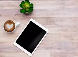Vi un correo electrónico en el iPad de mi esposo sobre reparaciones del agua caliente de su apartamento, pero somos dueños de una casa y no hemos alquilado en años.