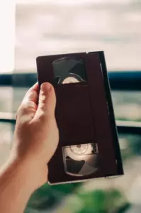 Quería regalarle a mi hija las cintas de vídeo de su difunta madre en su cumpleaños número 18, pero mi nueva esposa tenía otros planes.