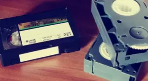 Quería regalarle a mi hija las cintas de vídeo de su difunta madre en su cumpleaños número 18, pero mi nueva esposa tenía otros planes.