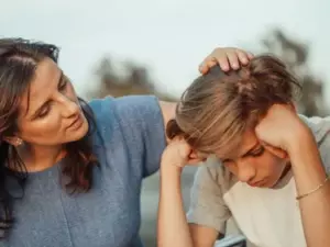 Mujer es llamada a la escuela por el mal comportamiento de su hijo y se queda sin palabras al ver quién es su maestro — Historia del día