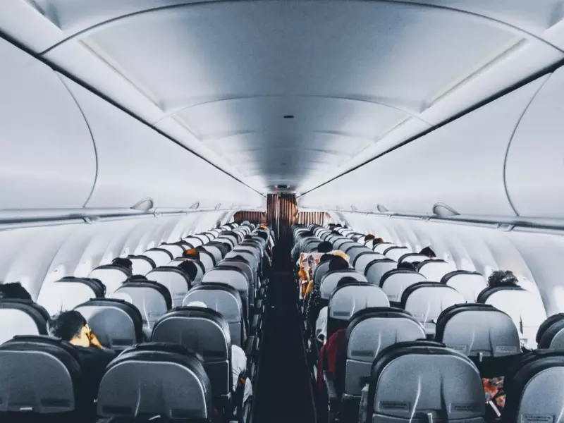 Una anciana pobre es rechazada en clase ejecutiva hasta que la foto de un niño pequeño cae de su bolso — Historia del día