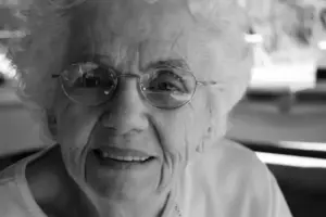 Un año después de la muerte de su hijo, una mujer ve la tumba de su nuera en el cementerio – Historia del día