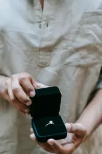 Mi novio de dos años no quería casarse hasta que se enteró de que iba a heredar un apartamento de tres habitaciones, así que le seguí la corriente