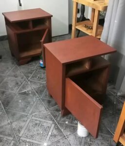 Recientemente, algunas amigas nos dieron esta mesita de noche.