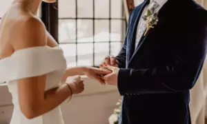 Un novio rico se burla de su suegra pobre el día de su boda hasta que ella toma el micrófono y brinda — Historia del día