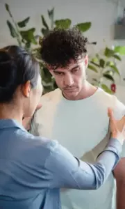 Un novio rico se burla de su suegra pobre el día de su boda hasta que ella toma el micrófono y brinda — Historia del día