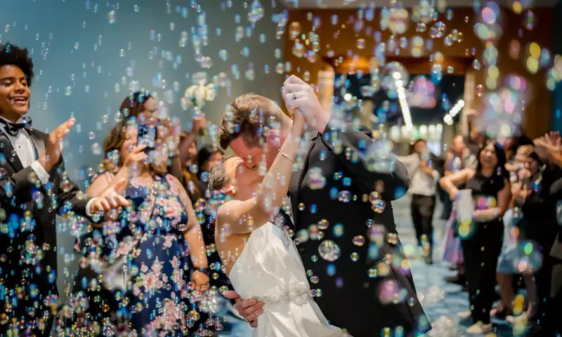 Un novio rico se burla de su suegra pobre el día de su boda hasta que ella toma el micrófono y brinda — Historia del día