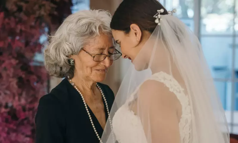 Un novio rico se burla de su suegra pobre el día de su boda hasta que ella toma el micrófono y brinda — Historia del día