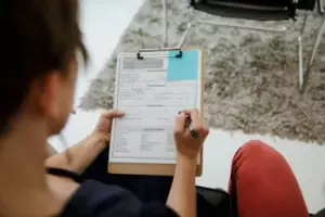 Después de años de disputas por la propiedad, mi vecino movió la cerca; solo unas semanas después me di cuenta de la verdadera razón detrás de su gesto "amable".