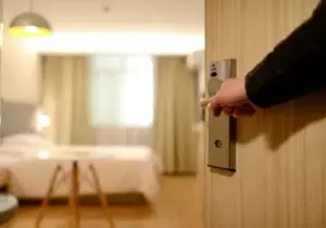 Una mujer con un bebé me pidió prestado mi teléfono en la calle. Dos días después, la policía apareció en la puerta de mi hotel.