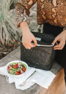 Una mujer sigue a un niño que se lleva las sobras de su restaurante todos los días — Historia del día