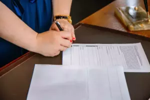 Una mujer sigue a un niño que se lleva las sobras de su restaurante todos los días — Historia del día